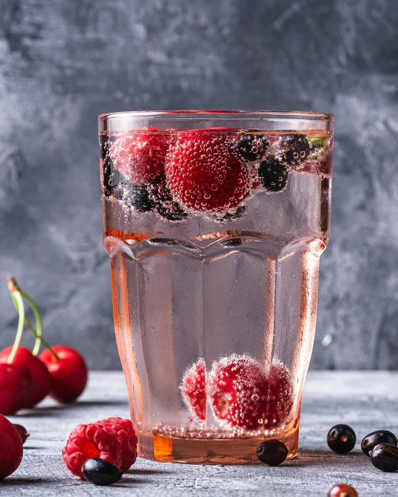 Berry refresher with ice