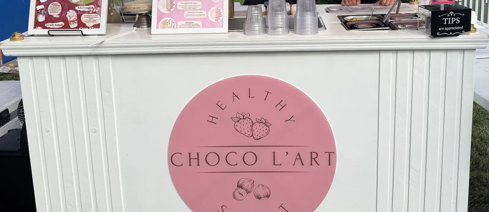 The Choco L’Art cart with its round pink sign